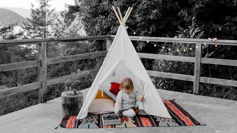 Bébé qui joue dans un tipi enfant